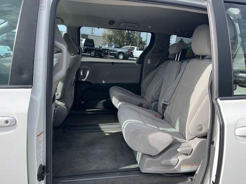 Used 2018 Toyota Sienna LE image 28