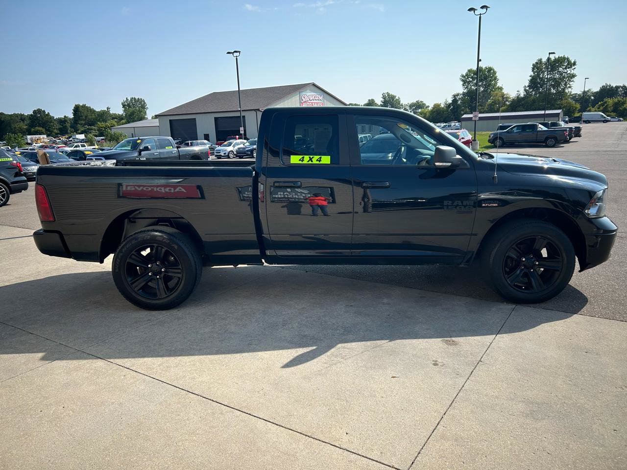 Used 2019 RAM 1500 Classic SLT w/ Black Appearance Group AWD/4WD image 4
