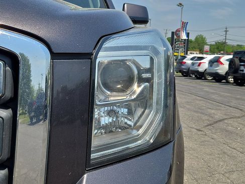 Used 2018 GMC Yukon XL SLT w/ Open Road Package AWD/4WD image 10