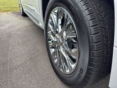 Used 2023 Chevrolet Traverse High Country w/ LPO, 'HIT The Road' Package AWD/4WD image 7