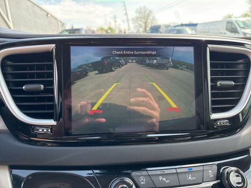 Used 2023 Chrysler Pacifica Touring-L FWD image 8