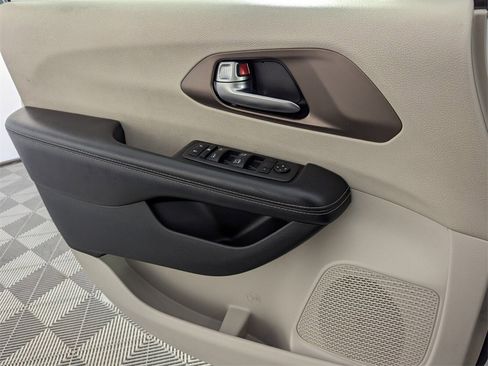 Used 2022 Chrysler Voyager LX image 28