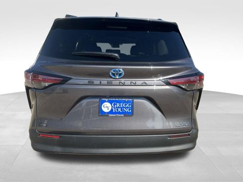 Used 2022 Toyota Sienna LE FWD image 6