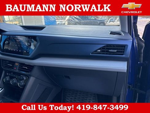 Used 2024 Volkswagen Taos SE w/ Panoramic Sunroof Package AWD/4WD image 26