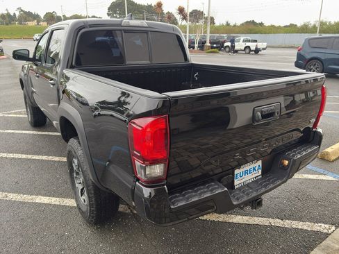 Used 2019 Toyota Tacoma TRD Off-Road w/ Technology Package AWD/4WD image 17