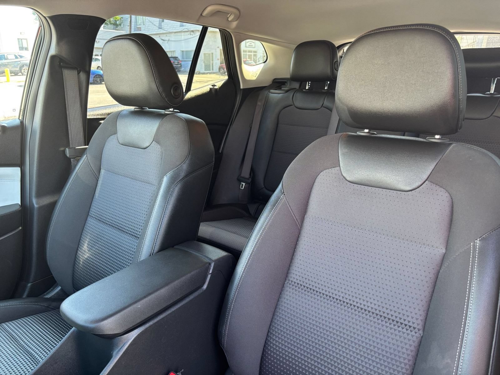 Used 2025 Chevrolet Trax LT FWD image 32