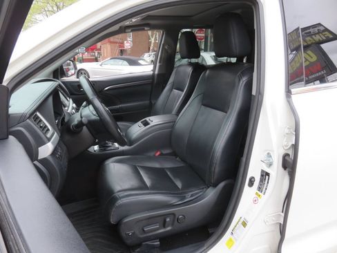 Used 2015 Toyota Highlander Limited w/ Driver Technology Package AWD/4WD image 10