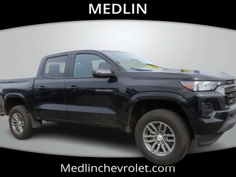 Used 2025 Chevrolet Colorado W/T w/ Advanced Trailering Package AWD/4WD image 1