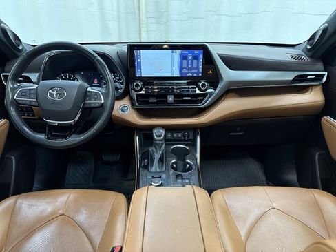 Used 2021 Toyota Highlander Platinum image 15