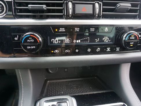 Used 2024 Nissan Pathfinder SL FWD image 12