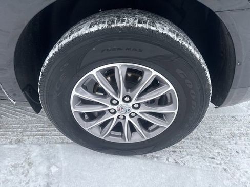 Used 2023 Buick Enclave Essence image 7