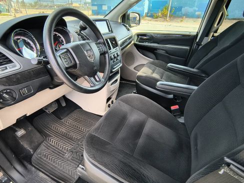 Used 2018 Dodge Grand Caravan SE w/ UConnect Hands-Free Group image 9