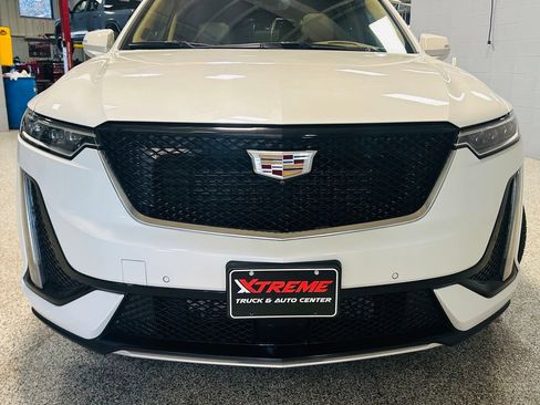 Used 2022 Cadillac XT6 Sport w/ Platinum Package AWD/4WD image 2