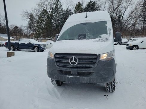 Used 2025 Mercedes-Benz Sprinter 2500 image 2