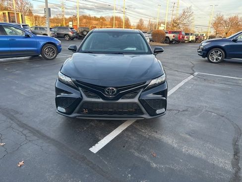 Used 2022 Toyota Camry SE image 2