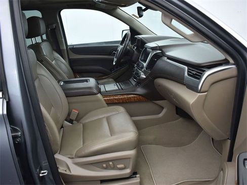 Used 2020 Chevrolet Suburban Premier w/ Premier 6.2L Value Package image 34