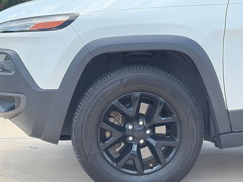 Used 2017 Jeep Cherokee Trailhawk AWD/4WD image 5