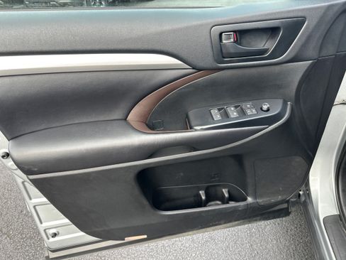Used 2019 Toyota Highlander LE AWD/4WD image 20