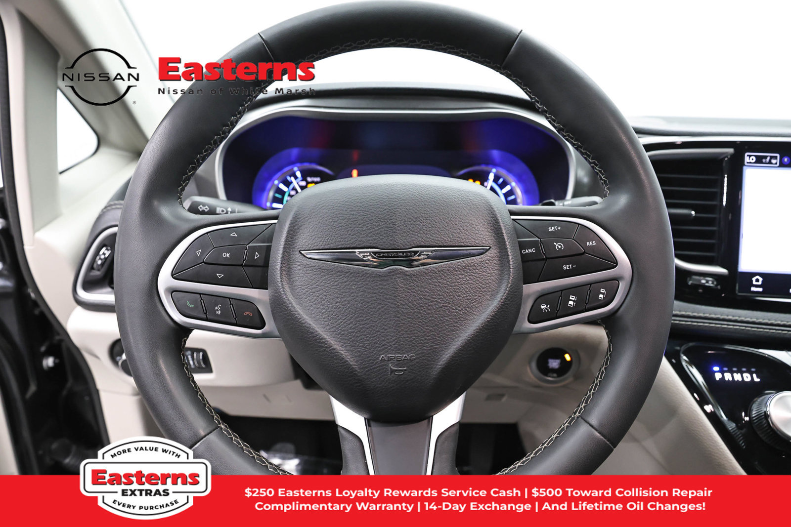Used 2023 Chrysler Pacifica Touring-L FWD image 10