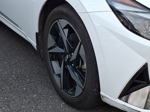 Used 2023 Hyundai Elantra Limited image 10