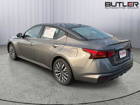 Used 2025 Nissan Altima 2.5 SV FWD image 4