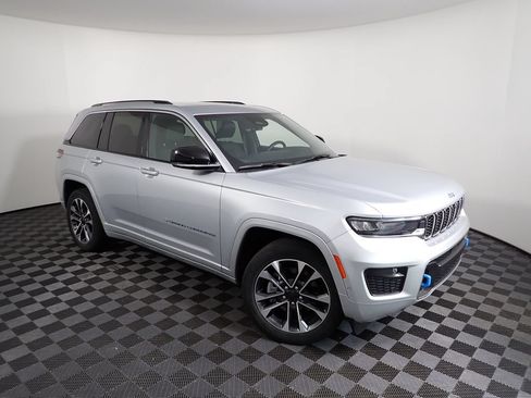 Used 2022 Jeep Grand Cherokee Overland w/ Luxury Tech Group IV AWD/4WD image 9