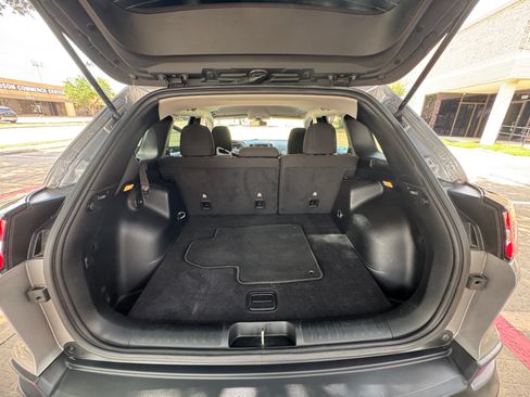 Used 2020 Jeep Cherokee Latitude FWD image 16