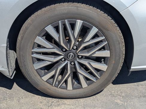 Used 2024 Nissan Altima 2.5 SV FWD image 12
