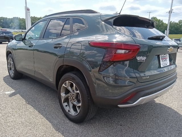 Used 2025 Chevrolet Trax LT FWD image 5