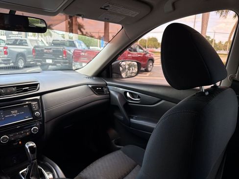 Used 2017 Nissan Rogue SV w/ SV Premium Package image 11