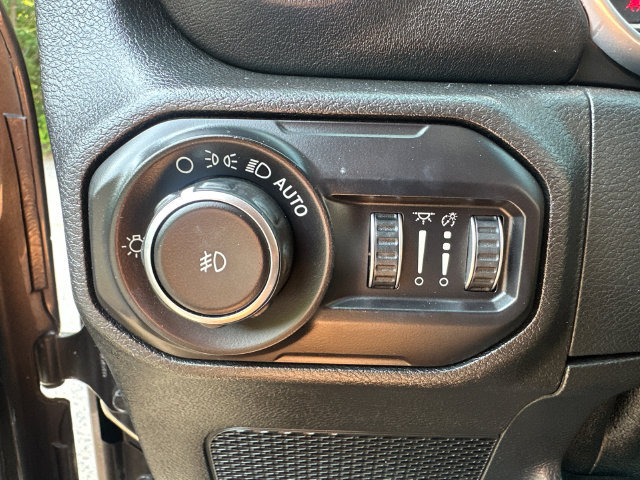 Used 2018 Jeep Wrangler Unlimited Sahara AWD/4WD image 27