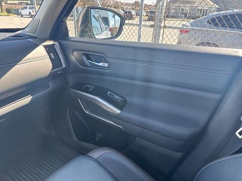 Used 2025 Nissan Pathfinder Platinum w/ Cargo Package image 23