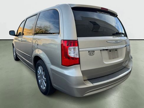Used 2013 Chrysler Town & Country Touring image 3