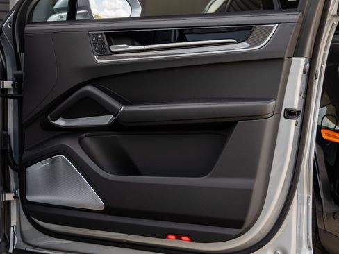 Certified 2025 Porsche Cayenne S image 45