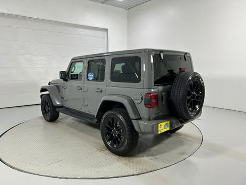 Used 2022 Jeep Wrangler Unlimited Sahara AWD/4WD image 23