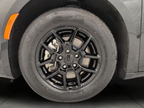 Used 2024 Chrysler Pacifica Touring-L FWD image 4