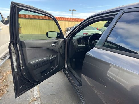 Used 2017 Dodge Charger SE w/ Blacktop Package RWD image 4