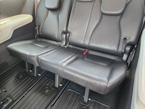Used 2022 Kia Carnival LX FWD image 28