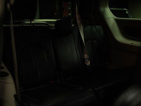 Used 2023 Chrysler Pacifica Touring-L FWD image 11