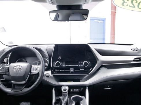 Used 2023 Toyota Highlander XLE image 17