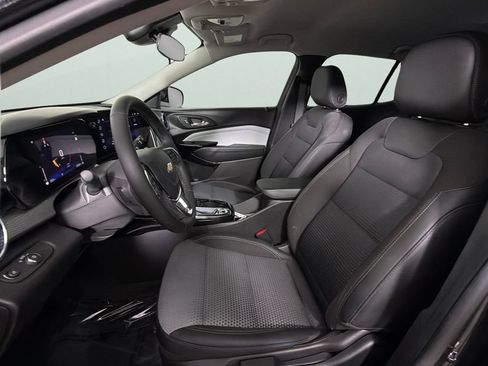 Used 2025 Chevrolet Trax LT w/ Driver Confidence Package FWD image 17