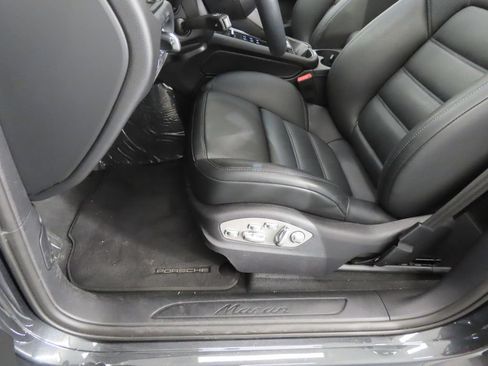 Certified 2026 Porsche Macan AWD/4WD image 40