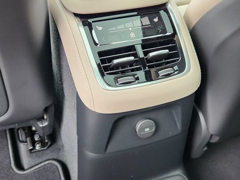New 2026 Volvo XC90 T8 Plus w/ Protection Package Premier AWD/4WD image 12