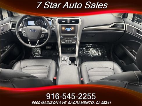 Used 2017 Ford Fusion SE w/ Fusion SE Technology Package image 12