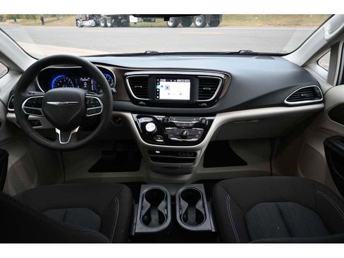 Used 2022 Chrysler Voyager LX image 22