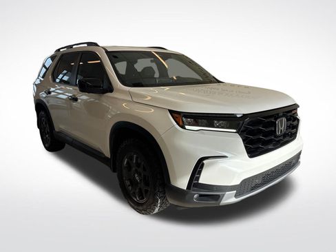 Certified 2025 Honda Pilot TrailSport image 6