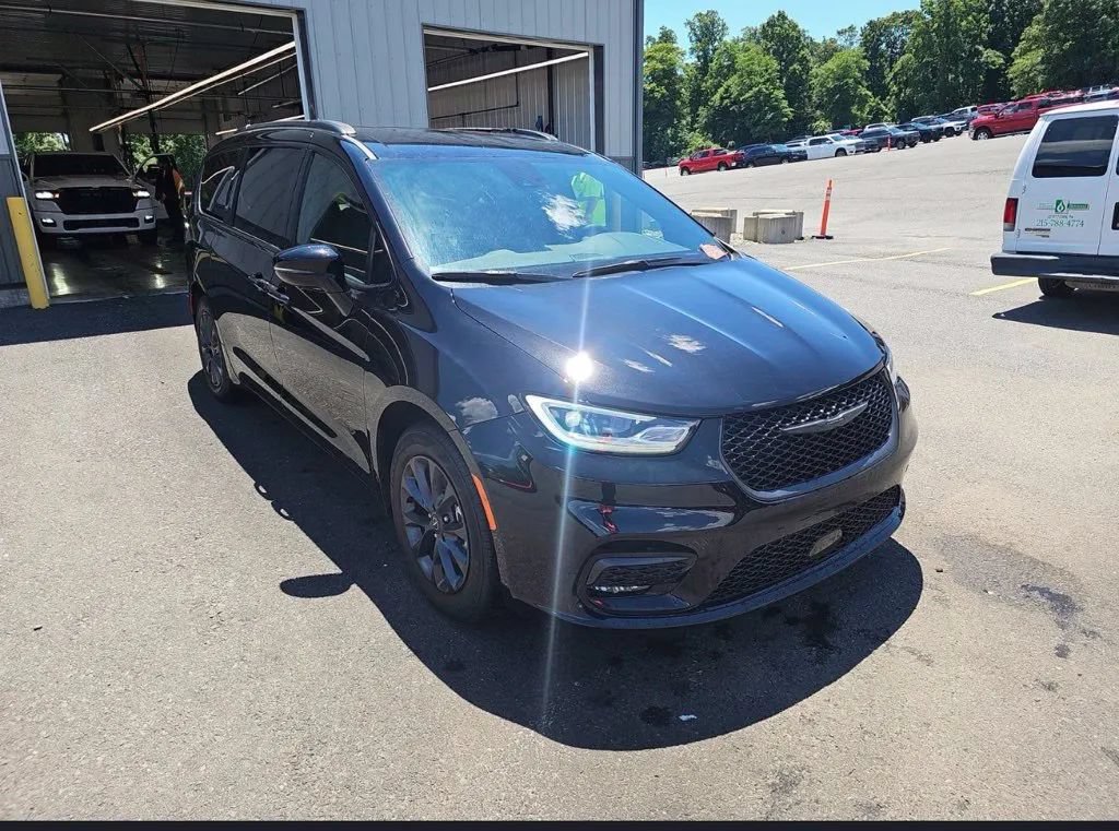 Used 2025 Chrysler Pacifica Select w/ Fav Edition Package FWD image 1