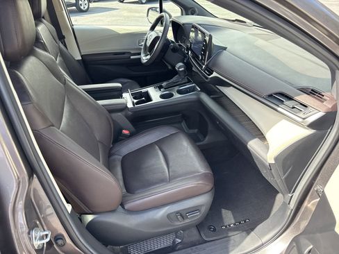 Used 2023 Toyota Sienna Platinum FWD image 42