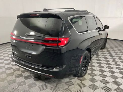Used 2022 Chrysler Pacifica Touring-L image 8