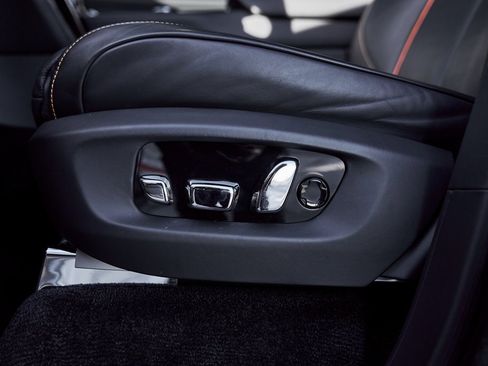 Used 2022 Rolls-Royce Cullinan Black Badge w/ Dark Exterior Package image 37